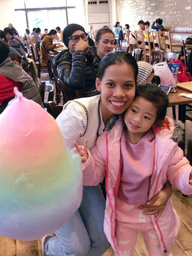 Sau khi mẹ mất, bé Lavie hiện được vú nuôi và cũng là người cận kề Mai Phương hơn 10 năm chăm sóc, nuôi dưỡng chờ ngày bố về đón.