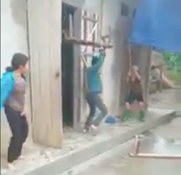 Trần Văn Tam dùng ghế gỗ dài đánh thẳng vào vùng đầu nạn nhân hơn 60 tuổi là mẹ ruột của Tam khi người này bị nhắc nhở thường xuyên uống rượu. (Ảnh cắt từ clip).