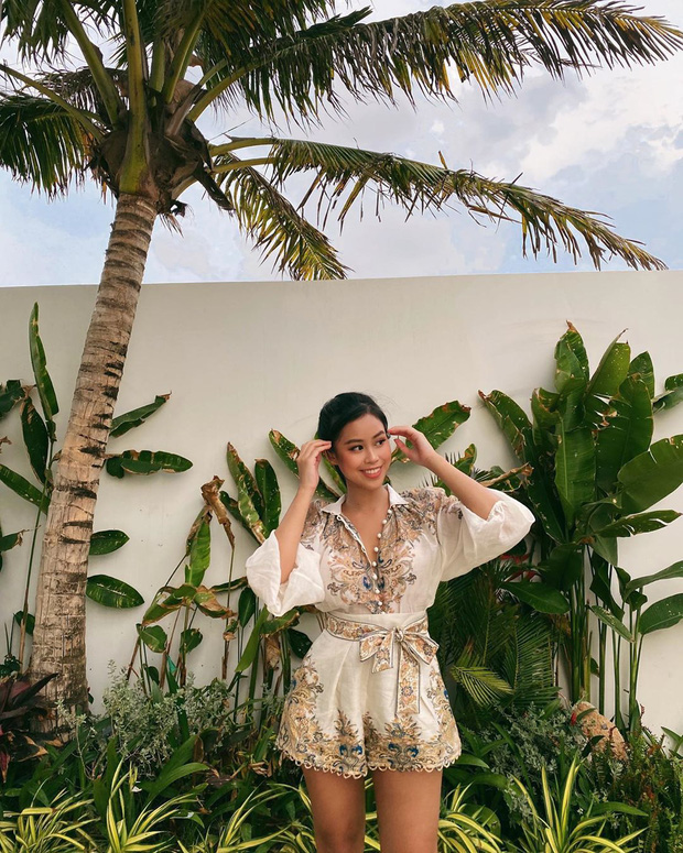 Nàng rich kid liên tục lộ diện với diện mạo xinh đẹp, tươi tắn tại khu villa gia đình.