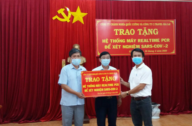 Đại diện các nhà hảo tâm trao tặng hệ thống xét nghiệm Covid-19 cho Sở Y tế Gia Lai vào ngày 10/4. Ảnh: Cổng thông tin Sở Y tế Gia Lai