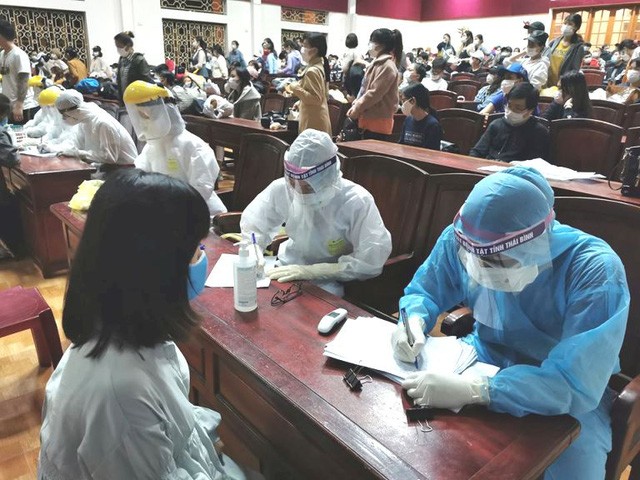 Sau khi nhập cảnh tại sân bay Vân Đồn, 160 công dân trở về từ Nhật Bản được đưa về Trung đoàn 568 tỉnh Thái Bình cách ly. Ảnh: H.T