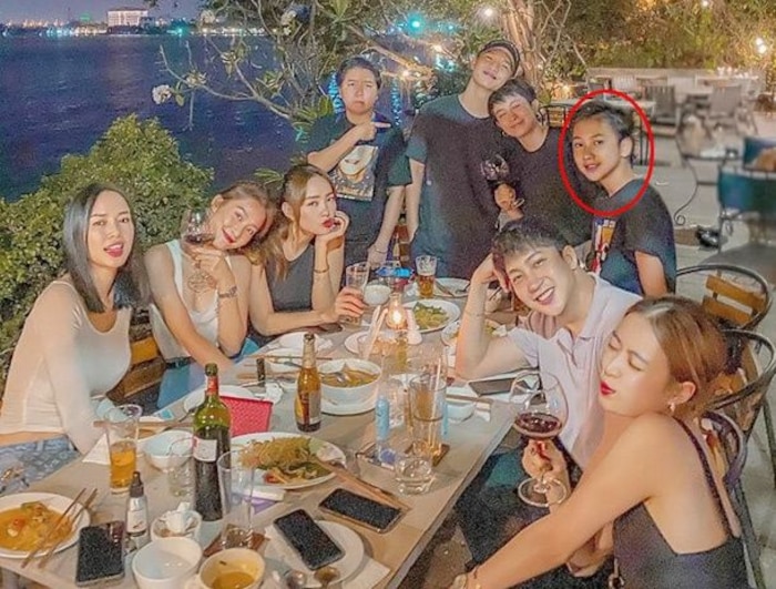 Tuấn Kiệt thường xuyên có mặt cùng chị gái ở những buổi tiệc có nhiều người nổi tiếng như: Gil Lê, Bê Trần…