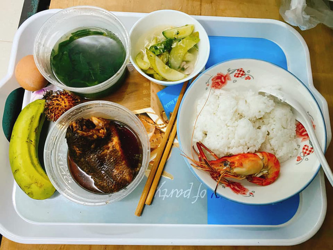 Còn đây là bữa tối với tôm hấp, cá rô kho tộ, dưa leo xào thịt, canh mồng tơi. 