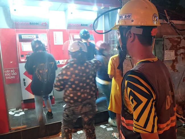 Người dân rút tiền tại một cây ATM ở TP.HCM. (Ảnh: Hoàng Lê)