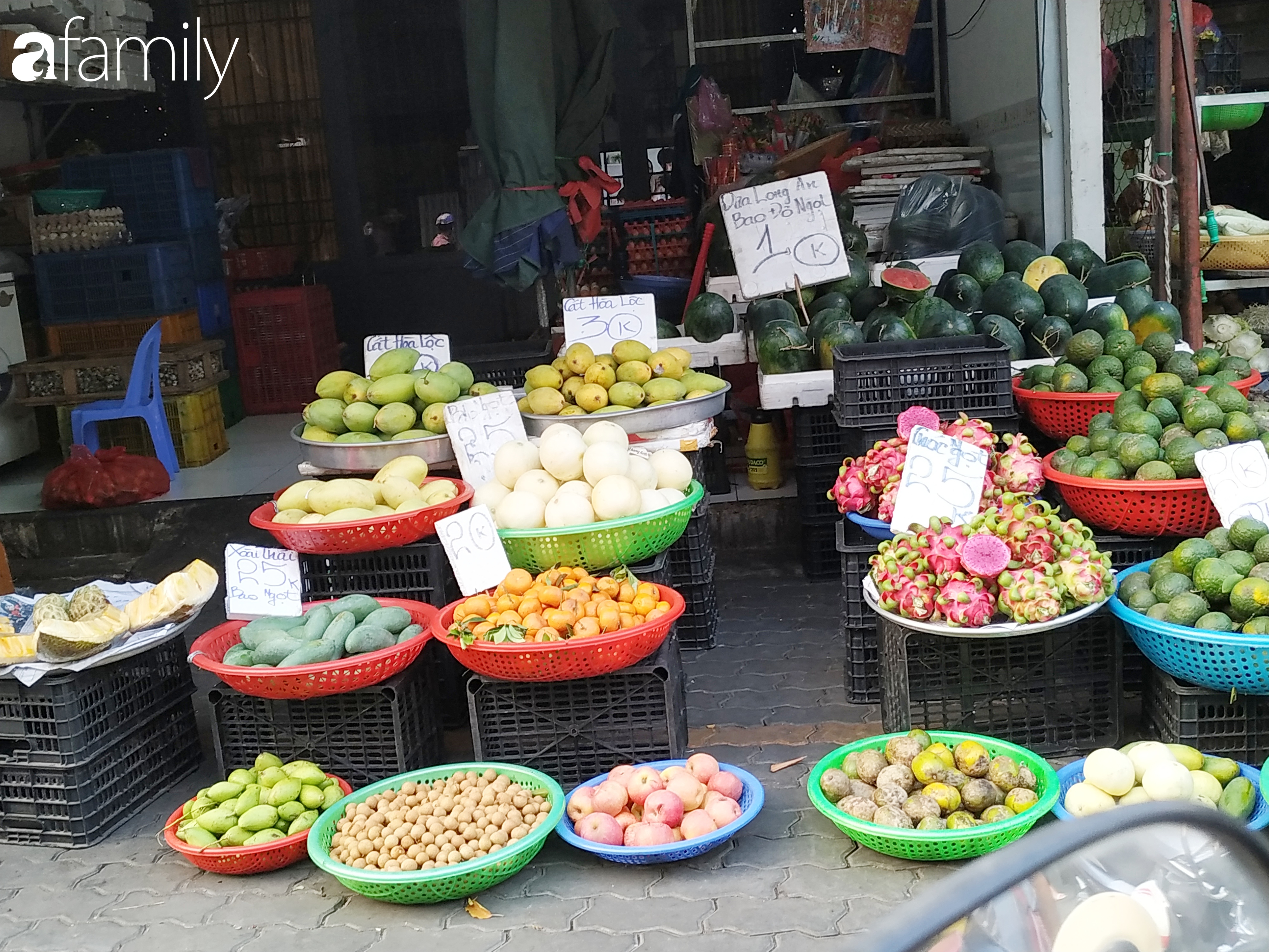 Quýt chỉ còn 20.000 đồng/kg, các loại xoài giá dao động từ 25 - 30 nghìn đồng/kg, dưa lê ngọt chỉ còn 25.000 đồng/kg, dưa Long An có giá chỉ từ 10 – 12 nghìn đồng/kg