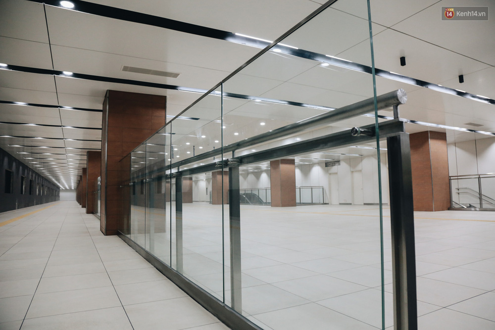 Hành lang được ngăn cách bằng kính cường lực.