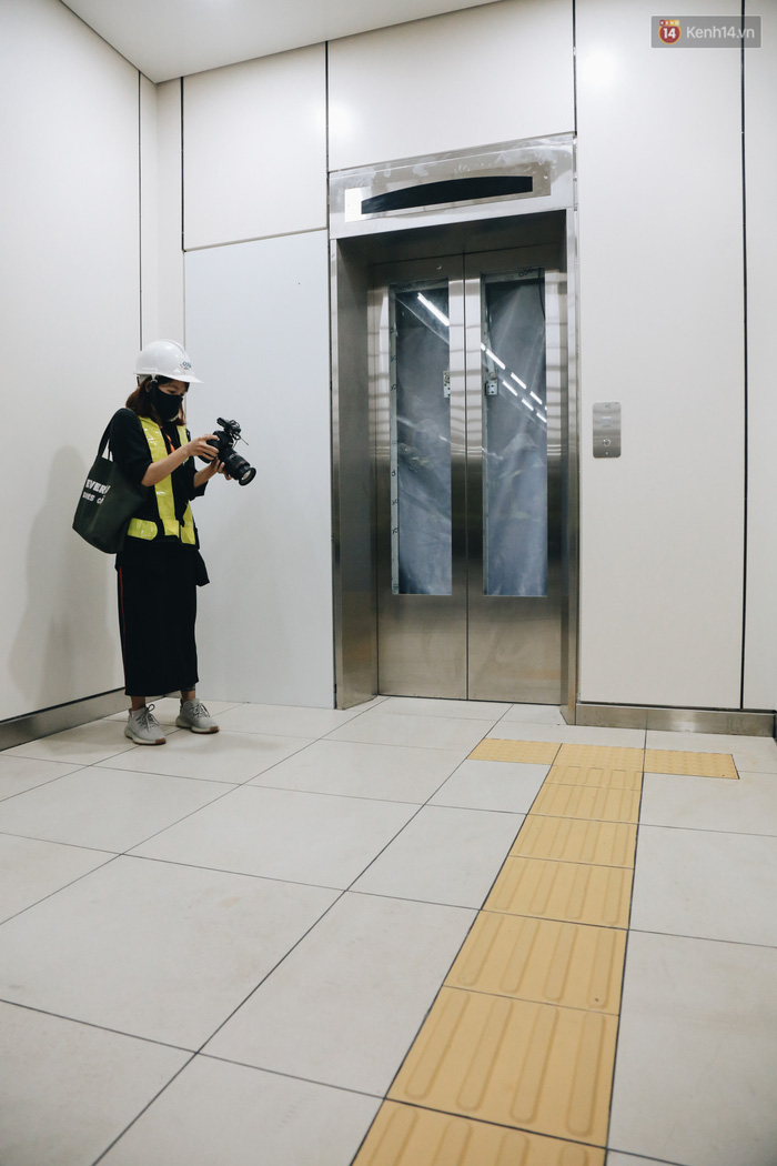 Vạch kẻ vàng dẫn lối vào thang máy đi các tầng dành cho người khiếm thị.