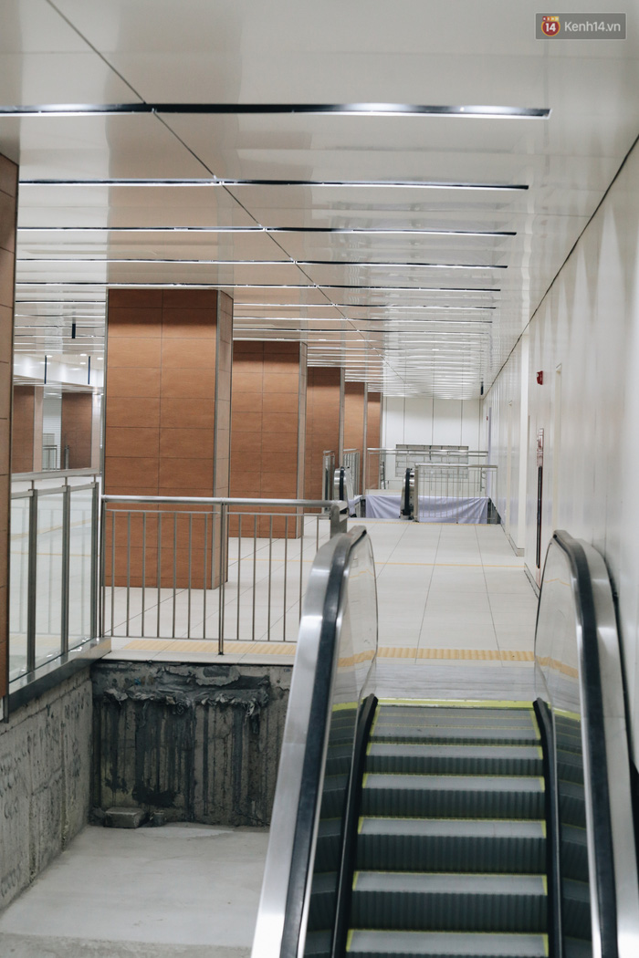 Cầu thang cuốn đi từ tầng 1 xuống tầng 2.