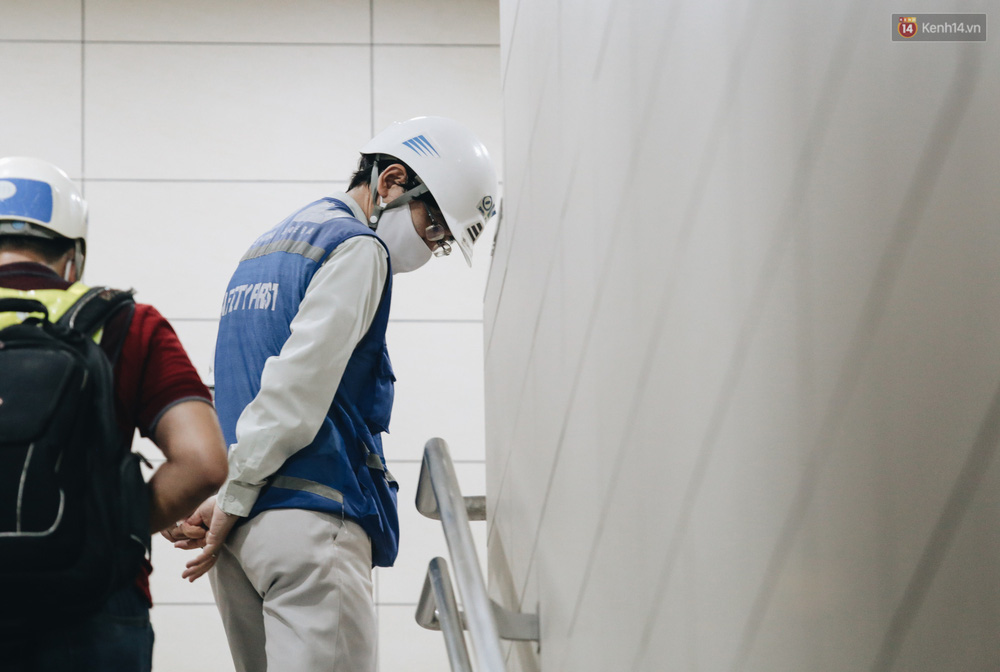 Kỹ sư Nhật Bản nhìn lại tay vịn cầu thang bộ sau khi đã hoàn thành.