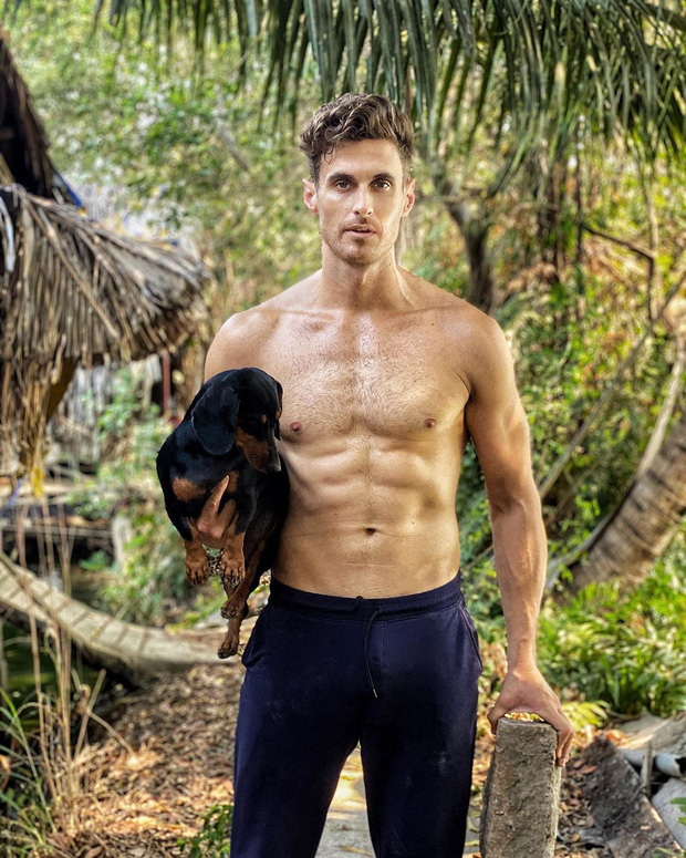 Dustin và chú chó Xúc Xích khiến người xem cười lăn trong màn nấu ăn cực cây nhà lá vườn.