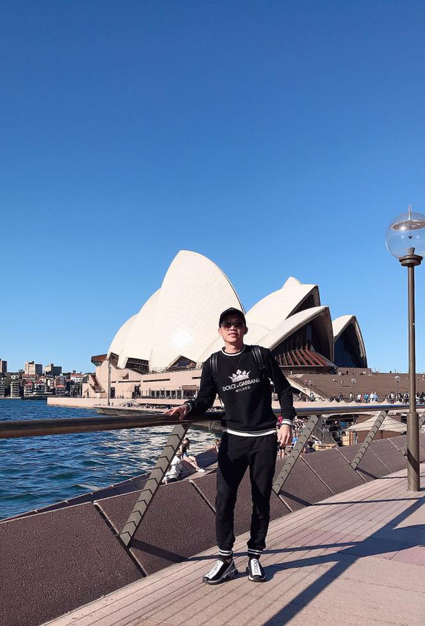 Trong một vài lần xuất hiện, Hoài Linh cũng mặc nguyên set đồ hiệu có giá lên tới cả trăm triệu.