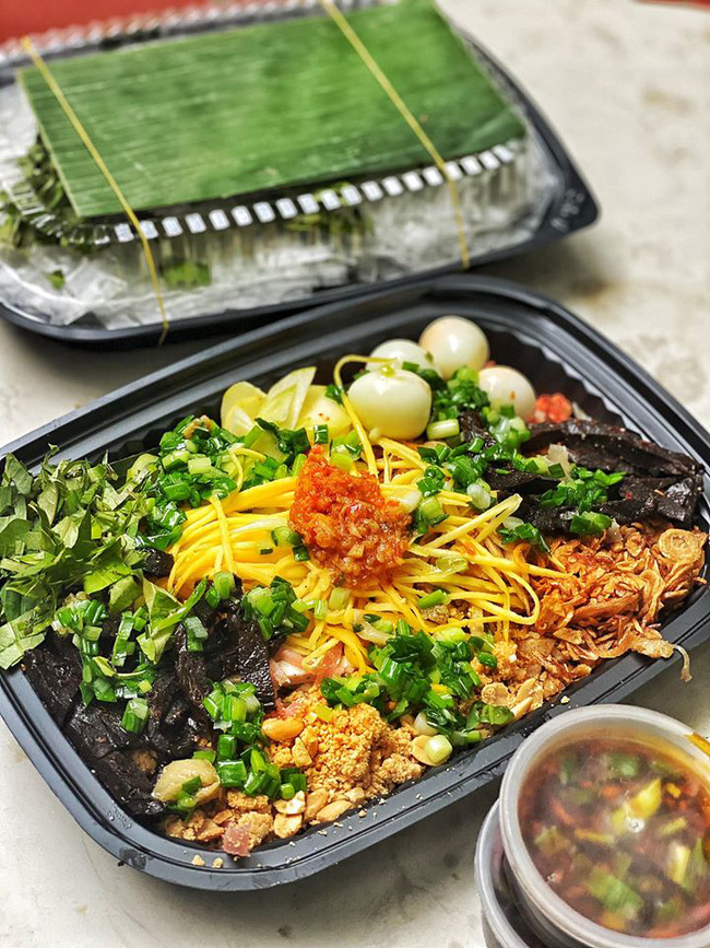 Món bánh tráng trộn ngon mắt được Lý Quí Khánh quảng cáo trước đó, là sự kết hợp của hàng chục thành phần.