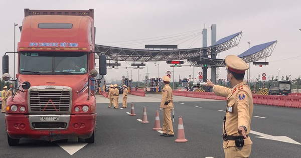 Từ 12h trưa nay, các phương tiện, vận tải khách công cộng được phép hoạt động 100%. Ảnh: N.Duy