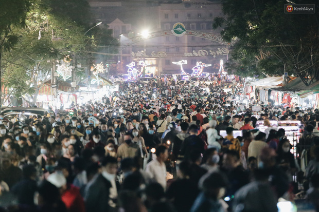 Toàn cảnh khu chợ đêm Đà Lạt không còn chỗ trống khi người đi bộ chen nhau cả lối đi. Cùng với không khí mát mẻ nên khu chợ đêm đã thu hút hàng nghìn du khách đổ về đây.