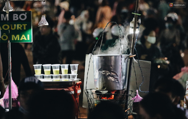 Bếp lửa than cũng luôn đỏ rực, nhiều chủ quán bánh tráng nướng làm không kịp phục vụ du khách.