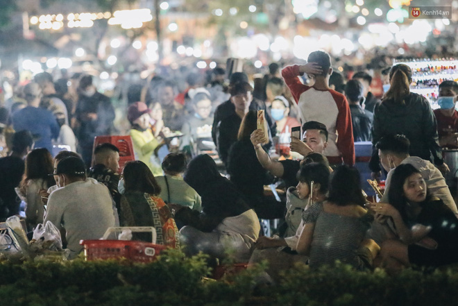 Khu vực ẩm thực rất đông các bạn trẻ ngồi xếp hàng chật kín cả hai bên cầu thang lối đi xuống chợ.