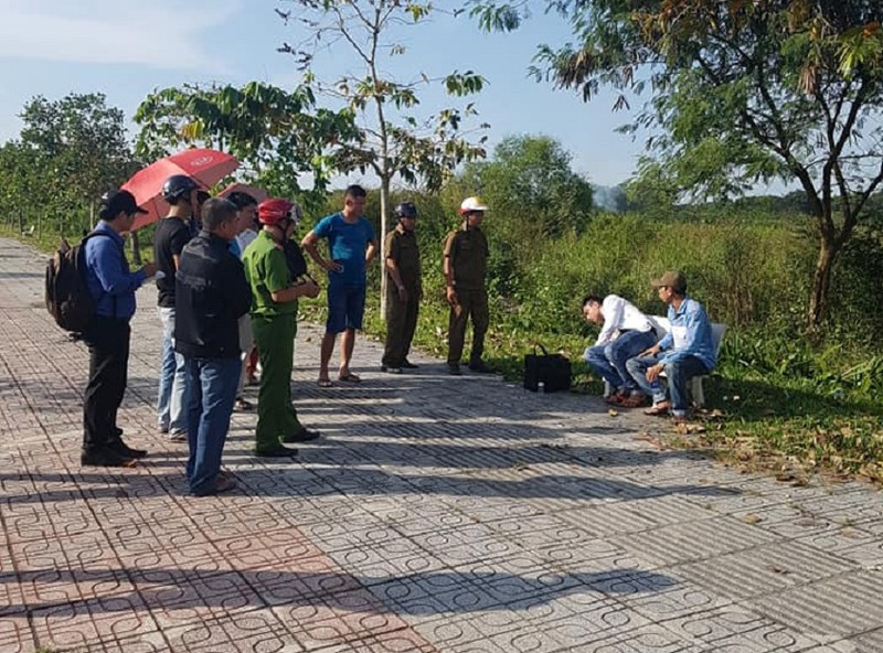 Công an thực nghiệm lại hiện trường vụ án. Ảnh: VH