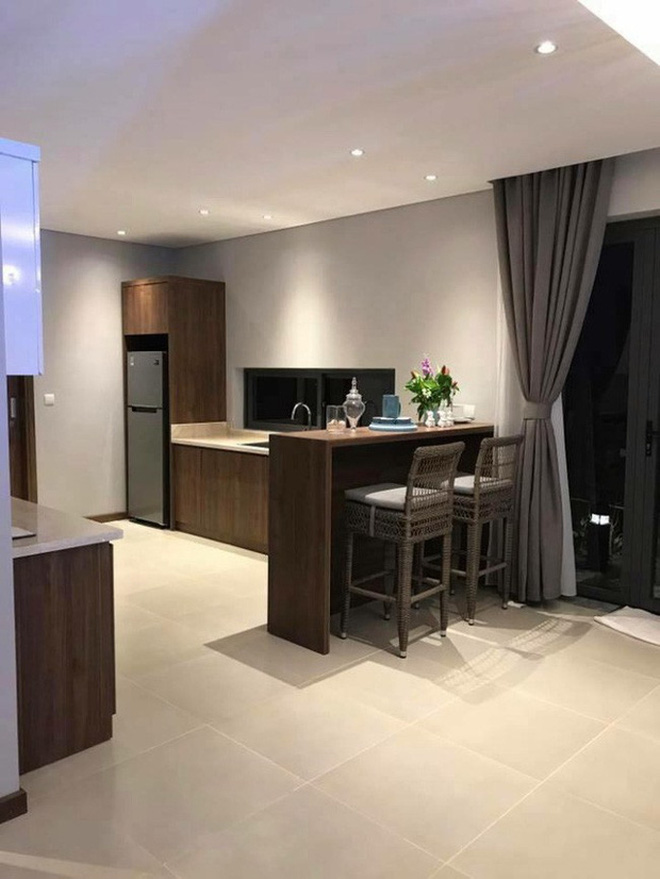 Không gian bên trong căn biệt thự được thiết kế đơn giản với tông màu nóng, tạo cảm giác ấm áp nhưng không kém phần sang trọng.