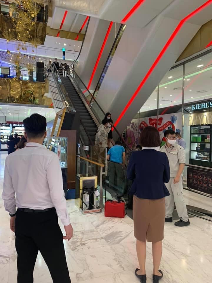 Hình ảnh bé trai bị kẹt chân vào thang cuốn đang nhận được dân mạng chia sẻ rầm rộ. 