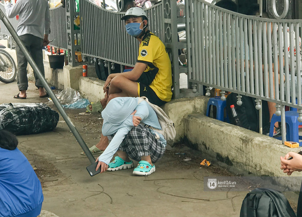 Một cô bạn gục mặt hồi lâu vì quá mệt mỏi sau quãng đường di chuyển dài.