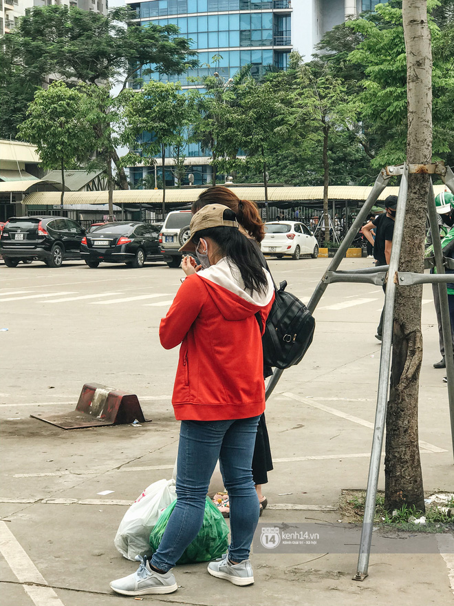 Rất nhiều trường đại học đã quyết định cho tất cả sinh viên tập trung vào ngày 4/5 hoặc phân chia lịch học online - offline theo từng khối lớp. Lê Minh (sinh viên năm 2 ĐH Bách khoa Hà Nội) cho biết rất háo hức quay trở lại học trên lớp vì thời gian qua việc học online dù đã tích cực triển khai nhưng không hiệu quả như mong đợi. 