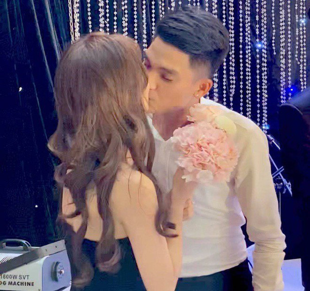 Khoảnh khắc ngọt ngào của Mạc Văn Khoa và bạn gái trong đám cưới Duy Mạnh.