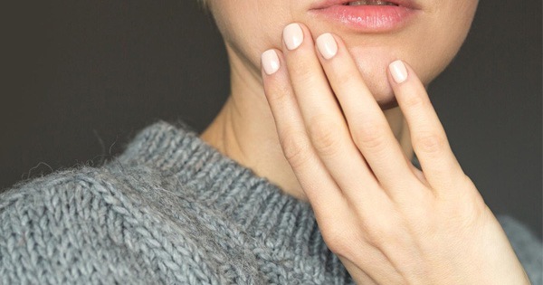 Nhiều người không ngừng chạm tay lên mặt, có thể lên tới 16 lần trong 1 tiếng. Ảnh: BBC