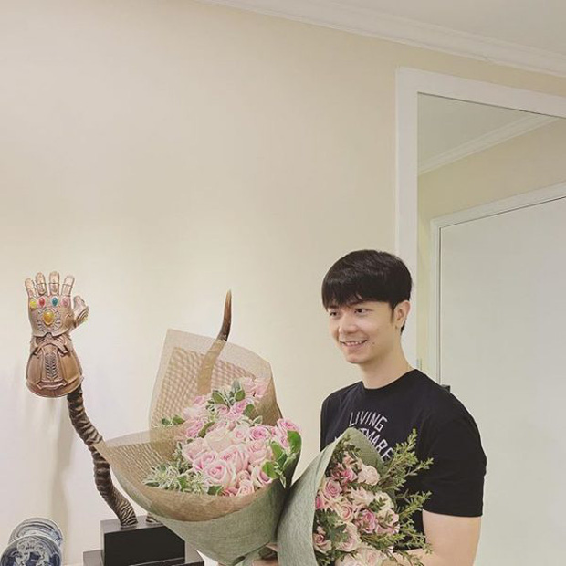 Bạn trai của Á hậu tên là Nhật Vũ, nay đã chạm ngưỡng 40. Anh sở hữu gương mặt và phong cách khá trẻ trung so với tuổi thật.