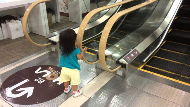 Bố mẹ cần nhớ những lưu ý để đảm bảo an toàn cho con khi đi thang cuốn.