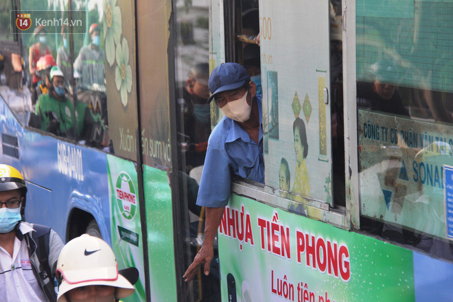 Bác lơ xe buýt mệt mỏi chen nhau trên đường.