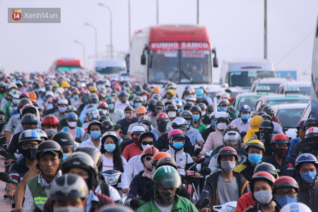Ùn tắc nghiêm trọng trên cầu Bình Triệu từ 6h sáng 4/5.