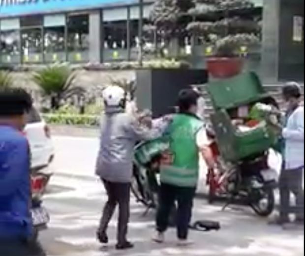 Dù đã được can ngăn nhưng nam shipper vẫn liên tục chửi bới, buông lời thách thức tài xế ô tô.
