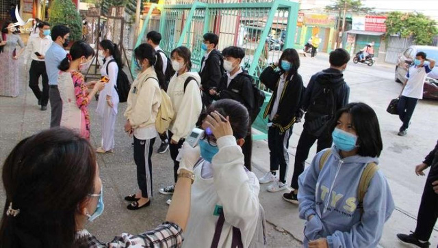 Theo Giám đốc Sở GD&ĐT Hà Nội, trong ngày đầu quay trở lại trường học, 3 học sinh bị sốt đã được các trường tổ chức cách ly, lấy mẫu xét nghiệm kịp thời.