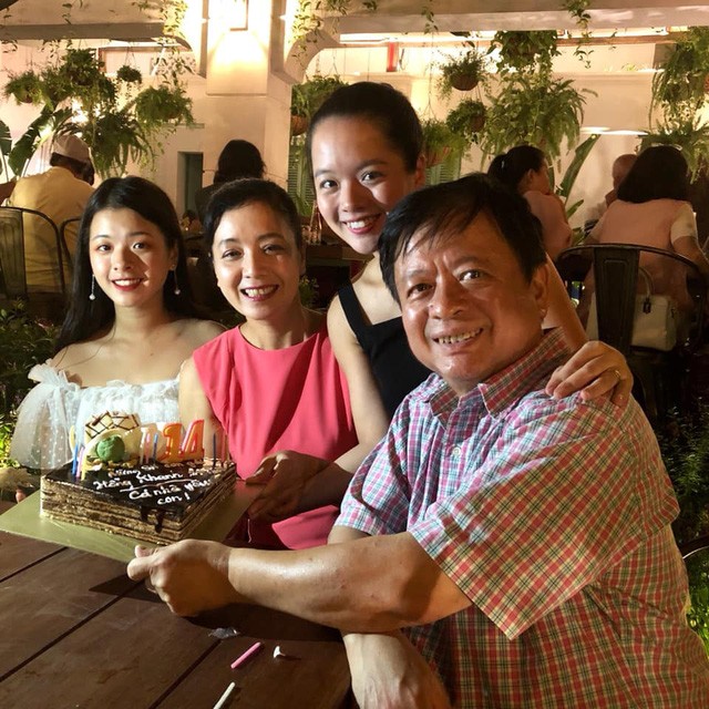 Nghệ sĩ Chiều Xuân hiện có tổ ấm hạnh phúc với 2 cô con gái xinh đẹp, cô đã lên chức bà ngoại.