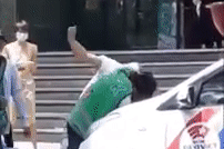 Sau khi xảy ra cãi vã, tài xế điều khiển ô tô đã lao vào hành hung nam shipper.