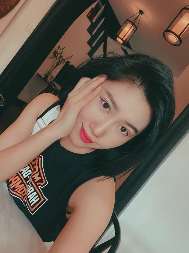 Ngay lập tức, Thuý Ngân đã nói sang chuyện khác để tránh gây sự chú ý