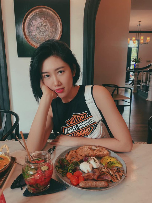 Thuý Ngân khoe ảnh đi ăn uống sang chảnh cùng 