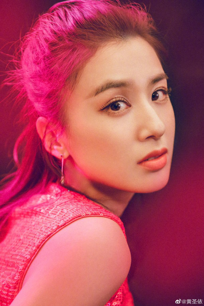 Hiện tại, cô tận hưởng cuộc sống hạnh phúc bên ông xã đại gia và 2 con trai.