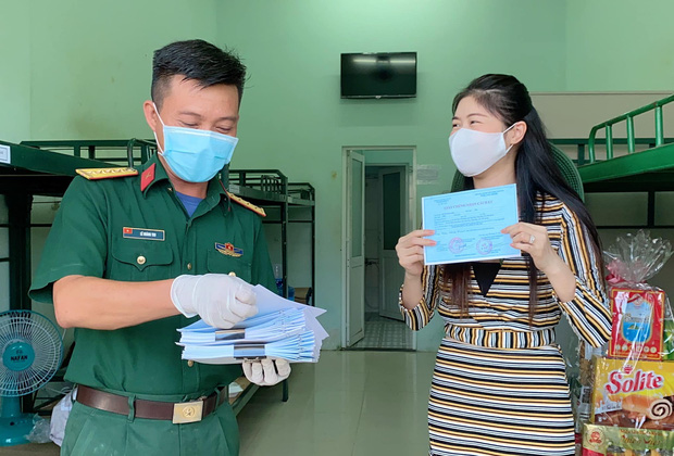 Bà xã Đăng Khôi hạnh phúc khoe giấy chứng nhận sau khi hoàn thành 14 ngày cách ly.