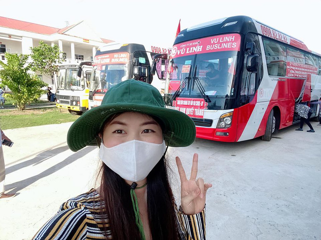 Cô cũng tranh thủ ghi lại những khoảnh khắc bên mọi người ở khu cách ly trước khi ra về. 