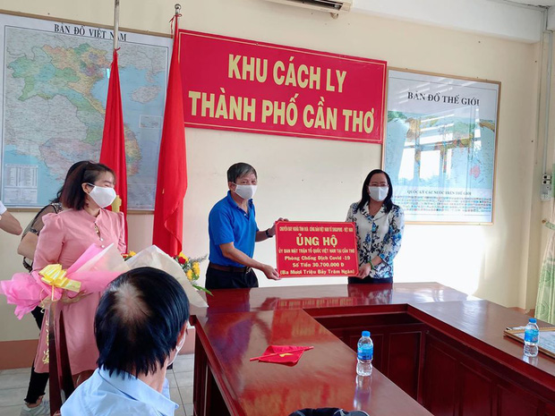 Thủy Anh và mọi người trong khu cách ly tặng hoa cùng số tiền hơn 30 triệu đồng để hỗ trợ phòng chống dịch.