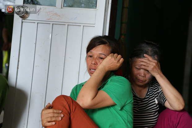 Bà Phương ngồi thất thần một góc khi phải đối mặt với sự mất mát và nỗi đau quá lớn.