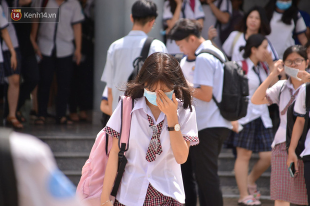 Sinh viên bức xúc khi nhà trường đột ngột ra thông báo thi tập trung thay vì online như các công văn trước đó. (Ảnh minh họa)