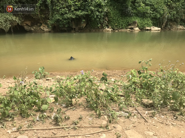 Đôi dép của cháu nhỏ được phát hiện trên bờ suối trong quá trình tìm kiếm thi thể 4 mẹ con.