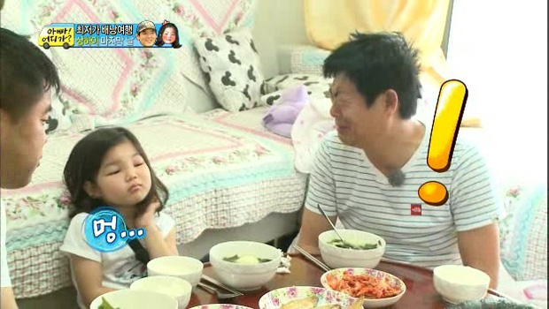 Dân mạng còn phát hiện nam tài tử thường xuyên trêu chọc con gái nhỏ