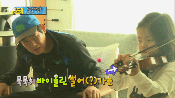 Ông bố ngán ngẩm trước “tài năng” đánh đàn không giống ai của con gái ruột. Tất nhiên, đây chỉ là biểu cảm để gây cười của nam diễn viên trên sóng truyền hình mà thôi chứ ai chẳng biết ông cưng con gái nhất quả đất