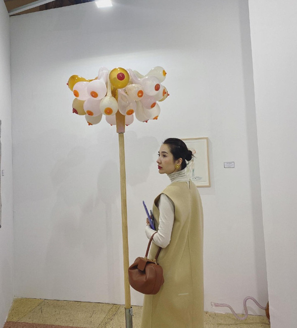 Những hình ảnh của vợ đại gia Taobao trong nhiều chuyến đi chơi.