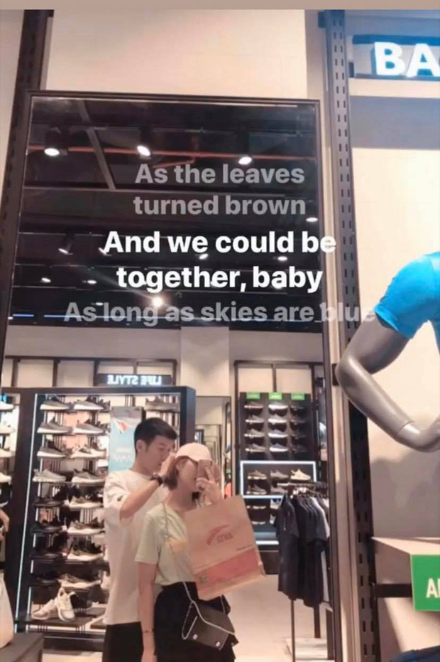 Cặp đôi cùng đi mua sắm