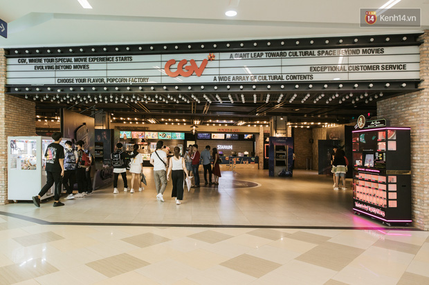 Dù là 11h trưa nhưng lượng khách tới rạp không quá ít