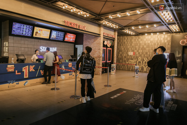 Khách hàng chủ động giãn cách khi xếp hàng mua vé